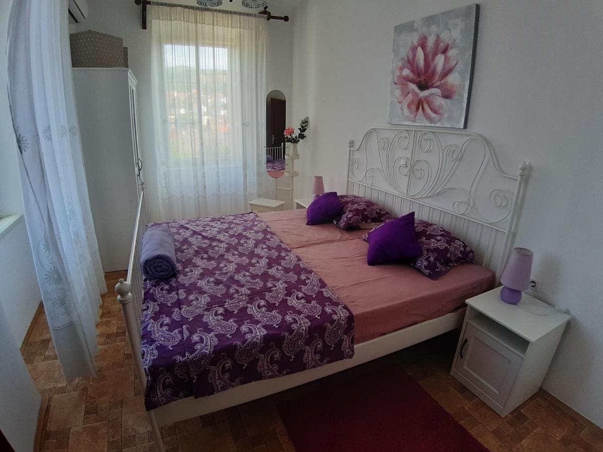 Apartment Palazzo Sare Vrbnik  Buitenkant foto